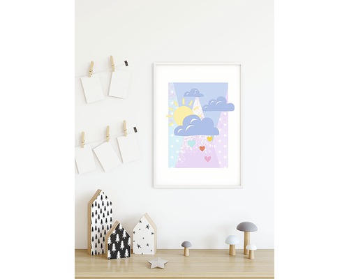 Decoratieve kinderkamer met ingelijste zon- en wolkenafbeelding aan de muur