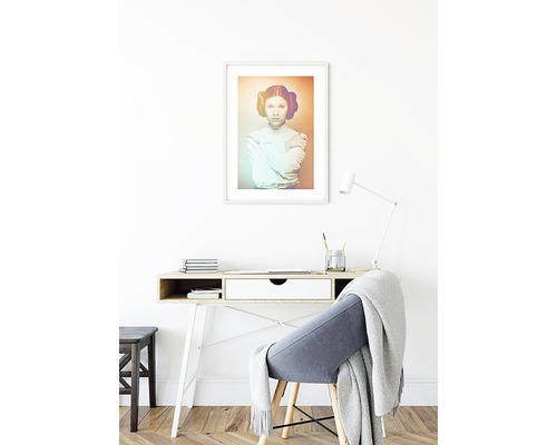 Decoratieve kamer met bureau, stoel en ingelijst portret