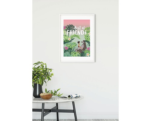 Ingelijste poster met Jungle Boek motief en de tekst ''Best of Friends'' aan de muur