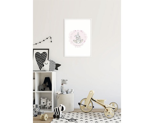Kinderkamer met een poster met een konijntjesmotief, een plank met speelgoed en een driewieler