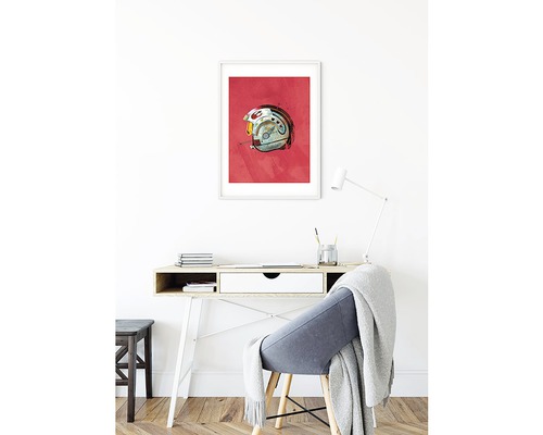 Decoratieve poster met helm-motief in een werkkamer