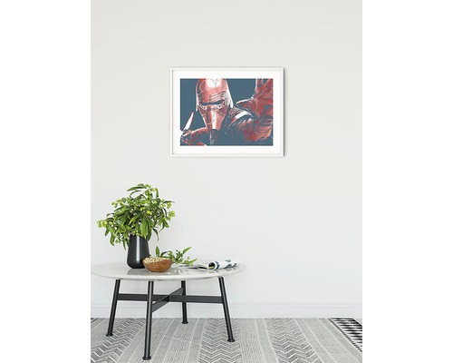 Ingelijste Star Wars muurkunst boven een tafel met decoratie