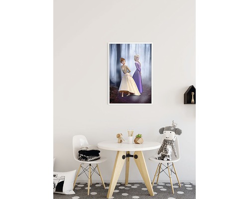 Ingelijste poster met Anna en Elsa uit Frozen aan een kamermuur