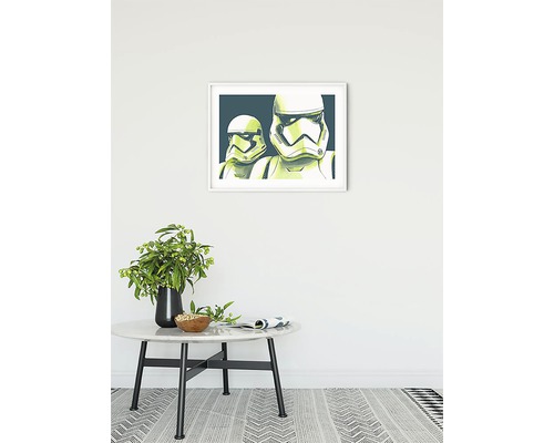 Decoratieve afbeelding met Star Wars Stormtroopers in een lijst aan een muur boven een tafel met een vaas.