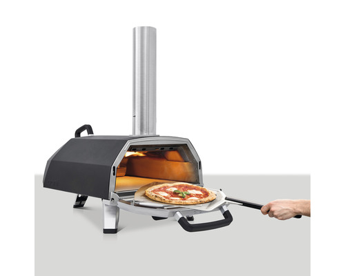 Pizzaoven met pizza op pizzaschep