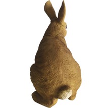 Achteraanzicht van een konijnenbeeld voor de tuin