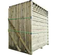 Houten schuttingdelen op pallet, verpakt en klaar voor levering