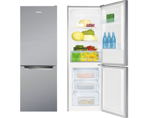 Amica koel-vriescombinatie met geopende deuren, gevuld met levensmiddelen.