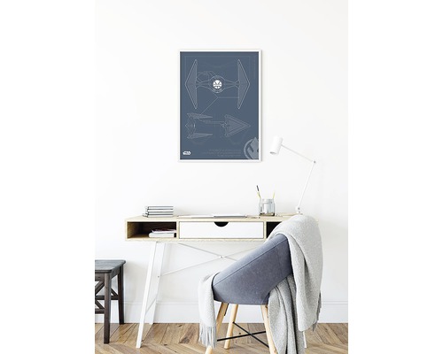 Decoratief kantoor met Star Wars wanddecoratie boven een bureau.