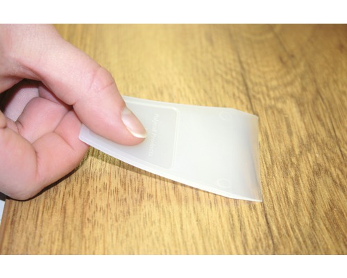 Kunststof afstandspie voor laminaatinstallatie in de hand