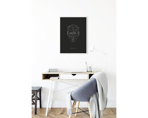Ingelijste poster met Darth Maul lijntekening boven een bureau