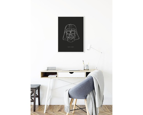 Scene met bureau, stoel en ingelijste Darth Vader poster aan de muur.