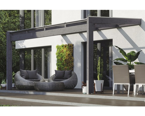 Terras met pergola, rotan stoelen en planten