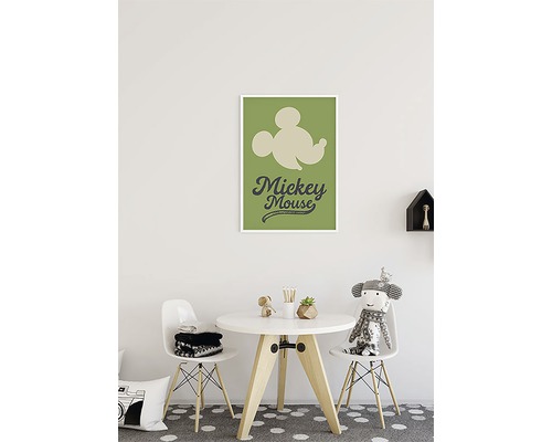 Kinderkamer met tafel, stoelen en een ingelijste Mickey Mouse poster