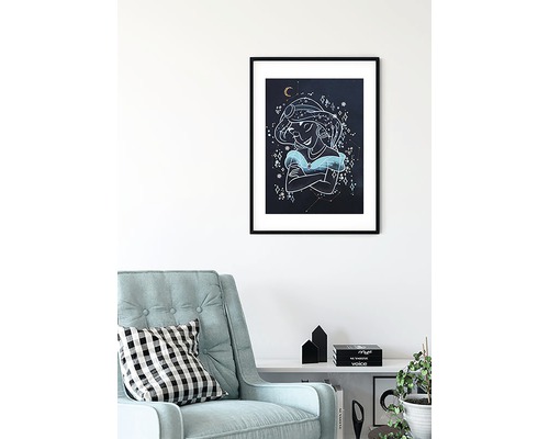 Ingelijste muurdecoratie met een illustratie van Prinses Jasmine en sterrenmotieven in een woonkamer.