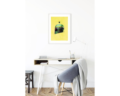Decoratieve afbeelding van een futuristische helm met bureau en stoel op de achtergrond