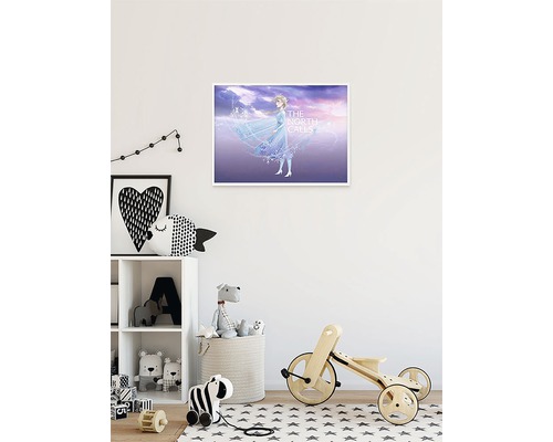 Kinderkamer met een ingelijste afbeelding van Frozen''s Elsa aan de muur