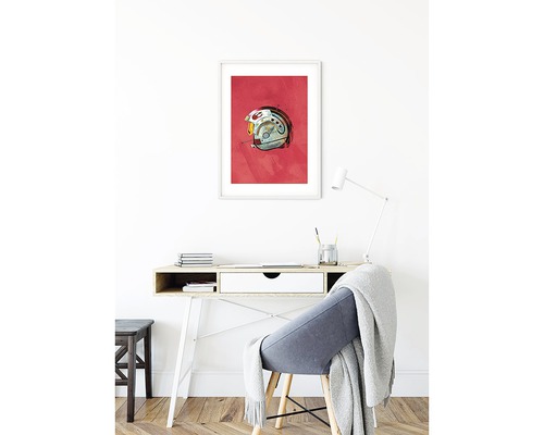 Inrichtingsscène met bureau, stoel en ingelijste poster van een helm