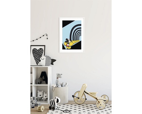 Decoratieve poster met Mickey Mouse motief in een kinderkamer