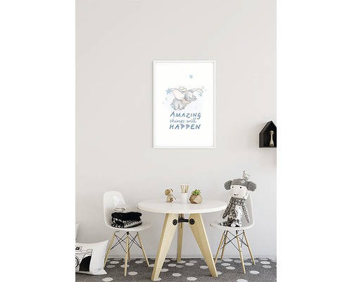 Kinderkamer met ronde tafel, stoelen en een ingelijste afbeelding van een vliegende olifant met de tekst ''Amazing things will happen''.