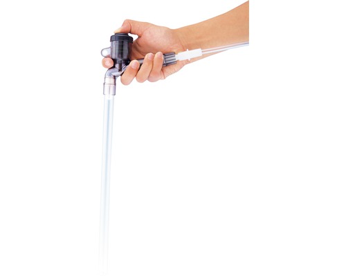 Een hand bedient een kraan met slangaansluiting waar water uit stroomt.