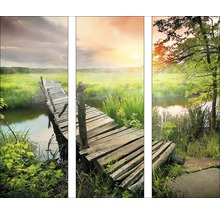 Meerluik wanddecoratie met een houten brug over een rivier in een landschap