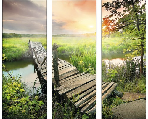 Meerluik wanddecoratie met een houten brug over een rivier in een landschap