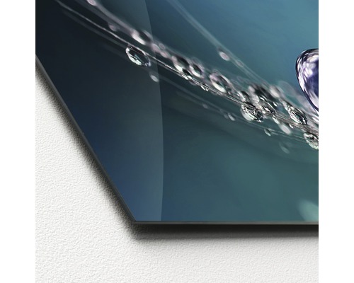 Glasfoto met waterdruppels op een plantenvezel