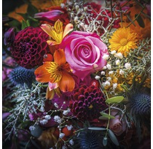 Close-up van een boeket met rozen, dahlia''s en diverse andere bloemen