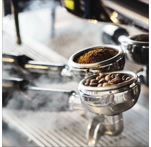 Filterdragers met koffiebonen en koffiepoeder
