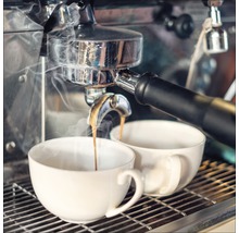 Espressomachine met twee kopjes koffie