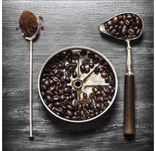Koffiebonen en gemalen koffie met koffiezetapparaat