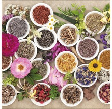 Arrangement van kruiden en bloemen in schalen