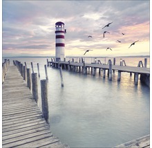 Pier met vuurtoren en zwerm vogels
