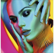Portret van een vrouw met make-up en een halsketting