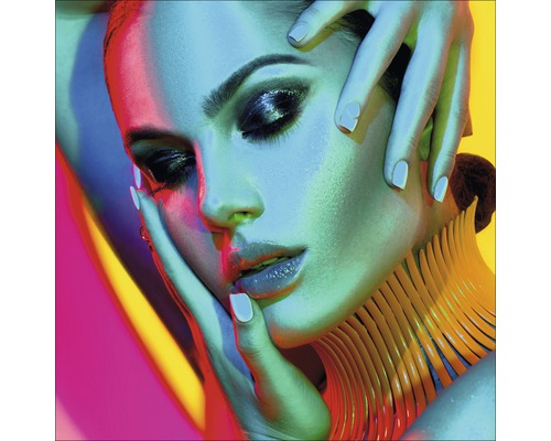 Portret van een vrouw met make-up en een halsketting