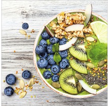 Smoothiebowl met blauwe bessen, kiwi, limoen, kokosnoot, zaden en muesli