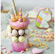 Decoratieve milkshake met snoep, donut, marshmallows en sprinkles