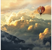 Scène met luchtballon voor wolken en bergen