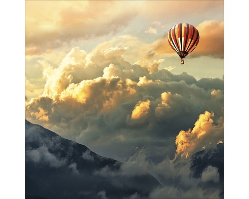 Heteluchtballon voor berglandschap met wolken