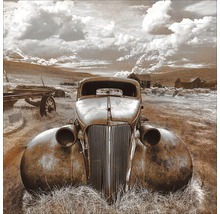 Versleten auto in een verlaten landschap