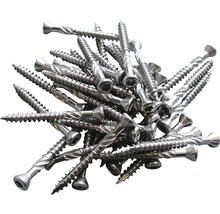 Close-up van roestvrijstalen schroeven met linzenkop