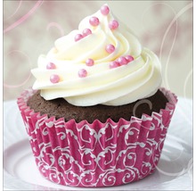 Decoratieve muffin met glazuur en papieren vormpjes