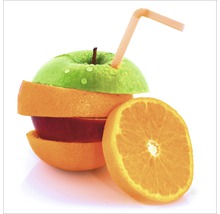 Fruitdrank gemaakt van appel- en sinaasappelschijfjes met rietje