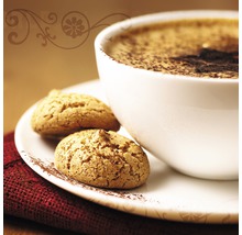 Kop cappuccino met koekjes op een bord