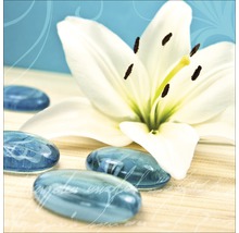 Decoratie met leliebloem en blauwe sierstenen
