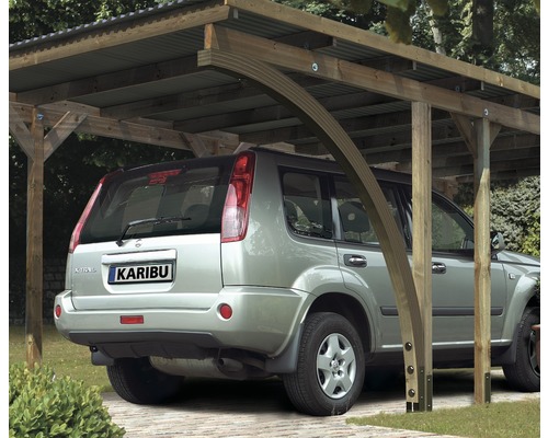 Auto onder een houten carport