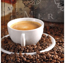 Kop koffie op koffiebonen