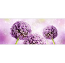 Drie sierlookbloemen tegen een gedessineerde achtergrond