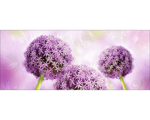 Drie sierlookbloemen tegen een gedessineerde achtergrond